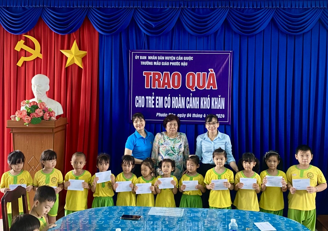 Tổ chức trao quà cho trẻ có hoàn cảnh khó khăn năm học 2023-2024