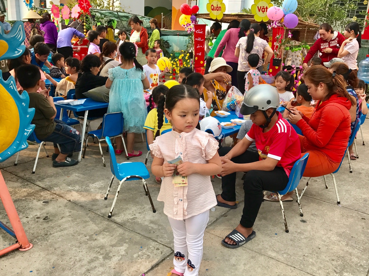 hình ảnh bé tham gia lễ hội Tết Nguyên đán