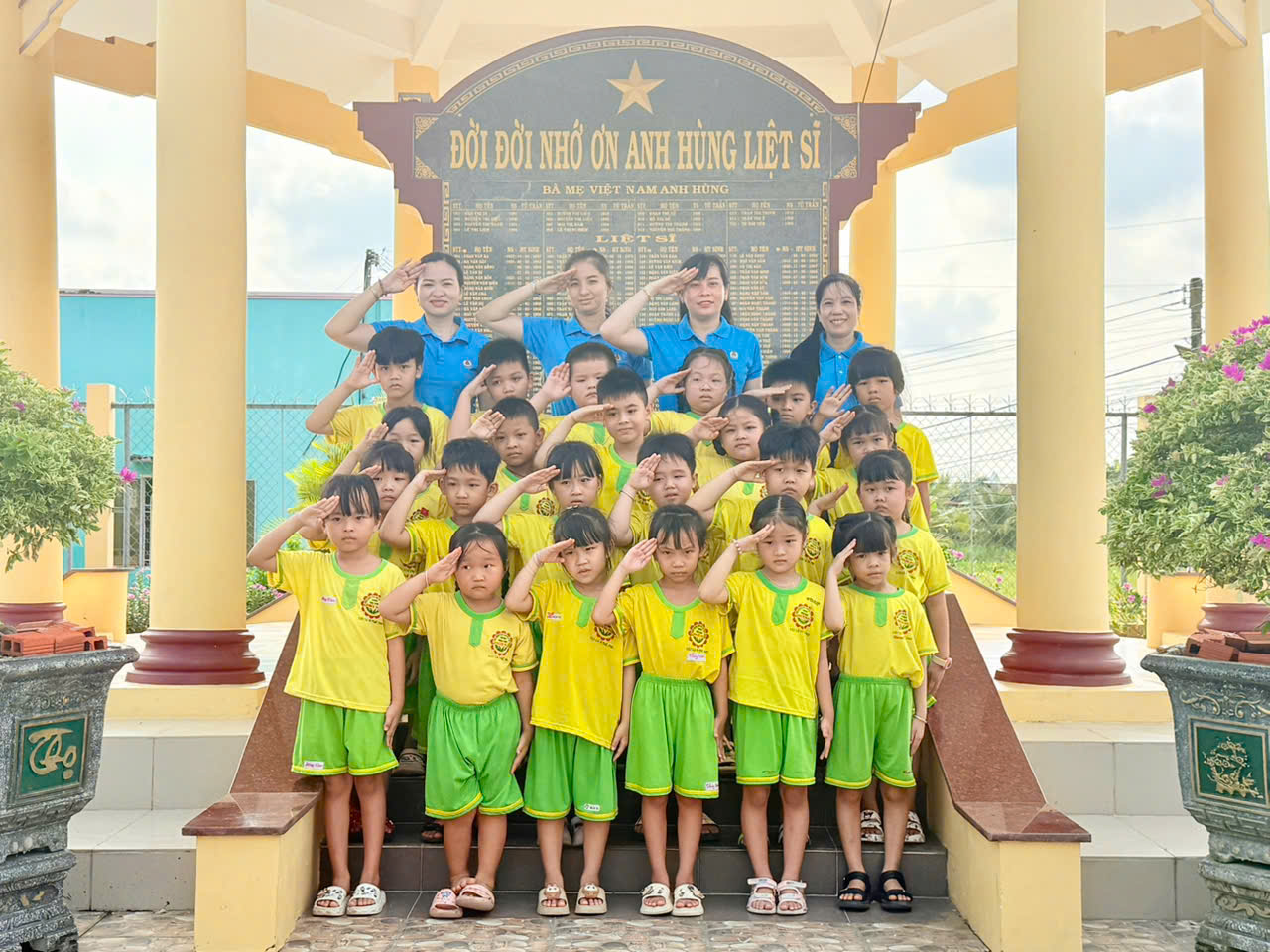 Trường Mẫu giáo Phước Hậu viếng nhà che bia ghi danh anh hùng liệt sĩ xã Phước Hậu.